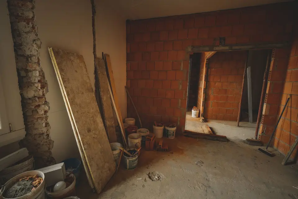 Pared de ladrillo con herramientas durante una demolición